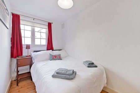 Historic four bedroom property with gated off -street parking and small courtyard garden in sought after Eton. - Photo 4
