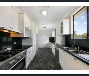 Modern 4 Bedroom Family Home - Photo 2