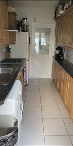 Room in a Shared House, Denham Crescent, CR4 - Photo 3