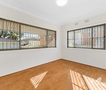 2 Bedrooms + Living room + Dining area family home in Chester Hill. - Photo 2