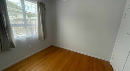 Front unit - 2 Bed 1 Bath - Ready for its new tenants! - Photo 3