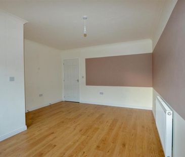 3 bedroom end of terrace house to rent - Photo 3