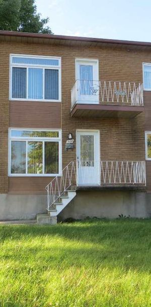 Logement à louer 6 1/2 sur 2 étages (Sous-sol et RDC). Propre et tranquille, près de tout (IGA, pharmacie, piste cyclable, arrêt d'autobus à proximit - Photo 1