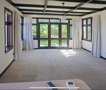 Unbeatable Gladstone Location – Warm, Sunny Home - Photo 3