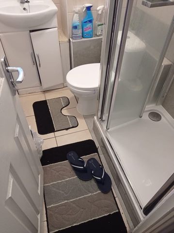 Room in a Shared Flat, London, E14 - Photo 3
