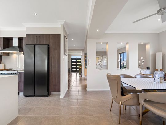 8 Whitewood Place, Molendinar - Photo 1