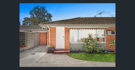 Light-Filled Living in a Quiet Golf-Course Pocket - Photo 3