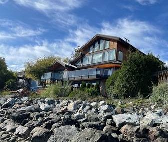 Beautiful Waterfront Home=www.COASTRENTALS.ca - Photo 1