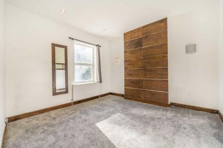 4 bedroom flat to rent - Photo 2