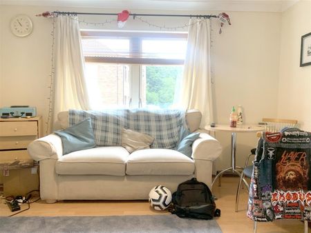 2 bedroom Flat To Let - Photo 4