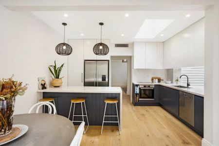 Meticulously crafted family home of unparalleled standards. Short stroll to beach. - Photo 4