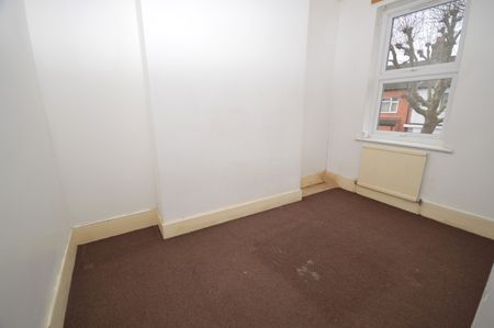 3 Bed Terraced House, Norfolk Road, E6 - Photo 2