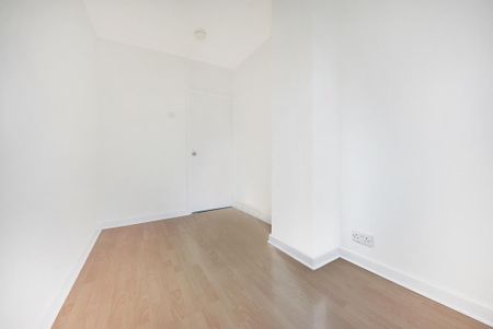 3 bedroom flat to rent - Photo 4