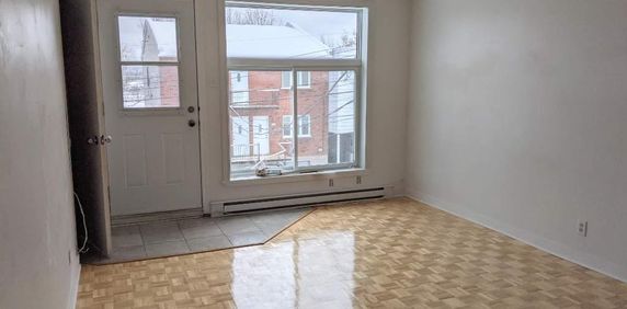 Beau et grand 5-1/2 au 2e étage d'un triplex rénové à Montreal, Mercier-Hochelaga - Photo 2