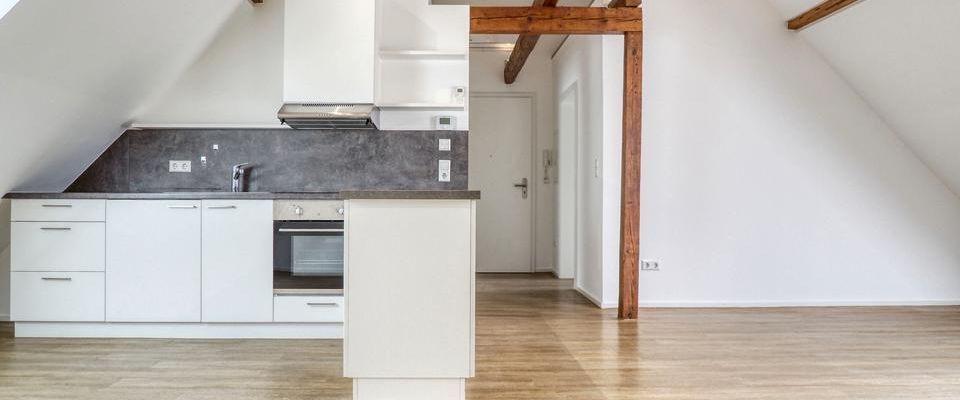 Sofort frei! DG-Wohnung im Zentrum von Gaggenau! - Photo 1