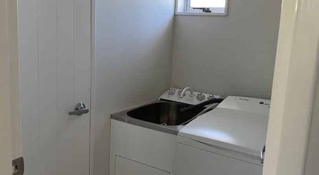 Sunny, Quiet, and Cozy House for Rent! - Photo 4