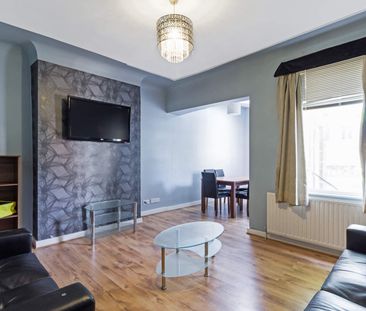 10 GROVE GARDENS Leeds - LS6 4EG - Photo 2