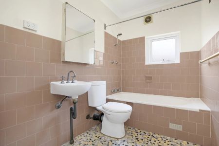 Refreshed Apartment In The Heart of Randwick - Photo 5