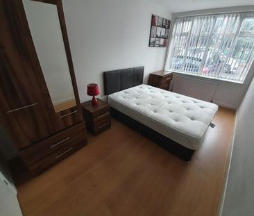 1 bedroom in a house share to rent - Photo 2