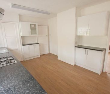 4 bedroom semi-detached house to rent - Photo 1