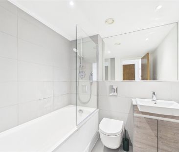 1 bedroom Flat in Market Street, Berkshire - Photo 6