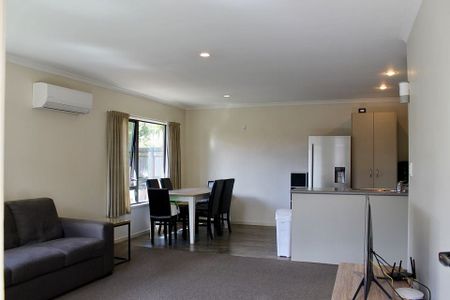 Warm 3 bedroom townhouse, walk to town - Photo 3