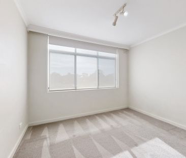 Charming Two-Bedroom Apartment in Prime Essendon Location - Photo 1