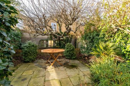 A stunning family home that has been beautifully finished through out on a desirable tree lined street in West Putney moments from the amenities of the Lower Richmond Road. - Photo 5