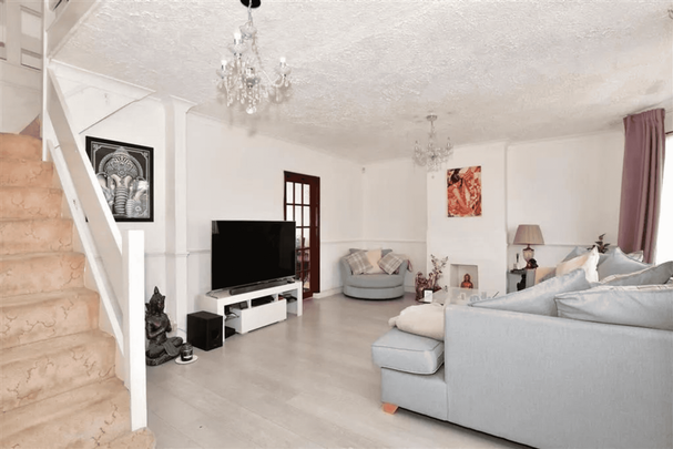 5 bedroom semi-detached house to rent - Photo 1