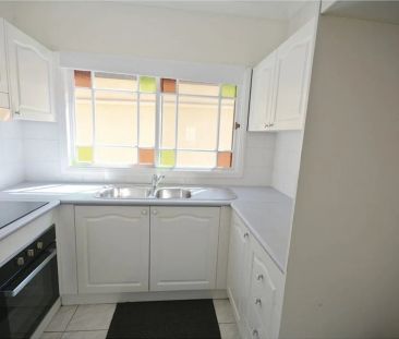 Bright & Airy 2-Bedroom Apartment – Prime Location Near Town & Train - Photo 4