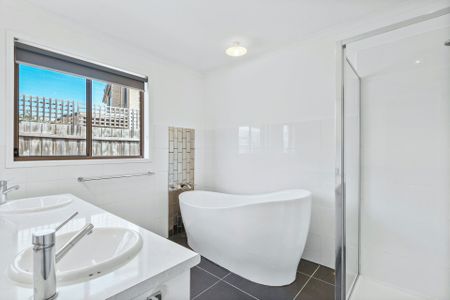 Spacious Six-Bedroom Family Home with Alfresco Entertaining, Close to Beach and Schools - Photo 5