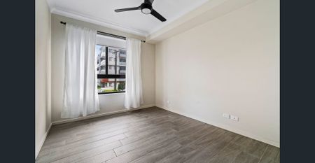 Modern Three Bedroom Living in an Unbeatable Location! - Photo 4