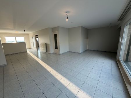 Mooi duplexappartement met drie slaapkamers en twee zongerichte terrassen. - Photo 4