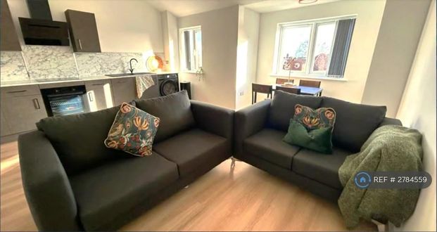 4 bedroom flat to rent - Photo 1