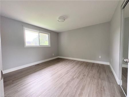 For Lease - 216 Brunswick Crescent, London North, Ontario - Photo 2