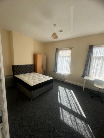 4 bedroom semi-detached house to rent - Photo 3