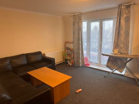 2 Bed Flat, Claire House, IG1 - Photo 2