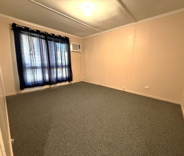 3 Bedroom home, short walk to Golf Club. Close to all amenities. - Photo 3