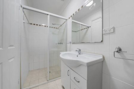 Oversized 3-Bedroom Apartment in Prime Auburn Location - Photo 3