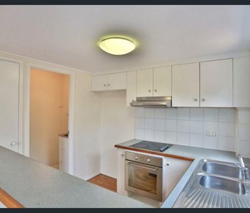 Spacious Air-Conditioned Townhouse in Prime Location - Photo 4