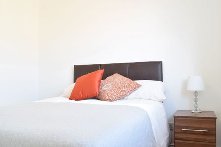 Spacious En-suite Room- Couples Welcome - Photo 2