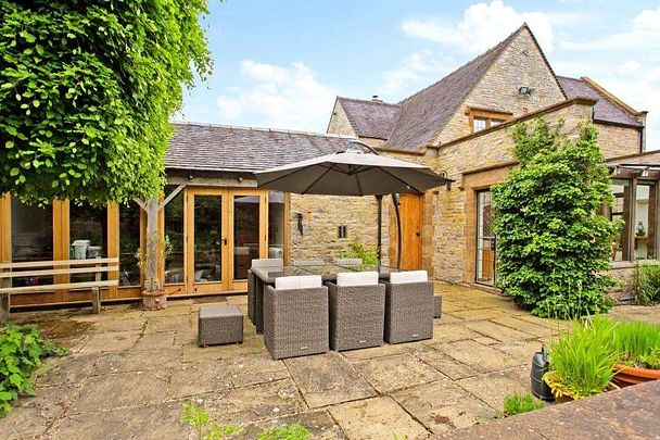 Unique family home in the north Cotswold village of Dorsington. - Photo 1