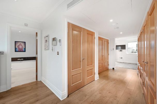 6 bedroom mews to rent - Photo 1