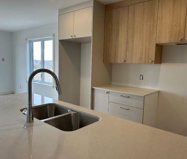NEUF 4 ½ PLUS PIÈCE BUREAU FERMÉ À 1550$/MOIS À SABREVOIS - Photo 3