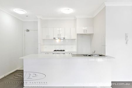 Modern 3 Bedroom Unit - Photo 4