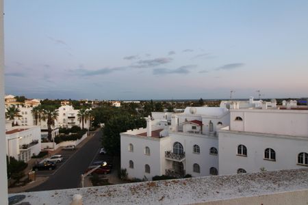 Apartamento T1 em aldeamento turístico situado em Tavira, disponível para arrendamentos temporários. - Photo 4