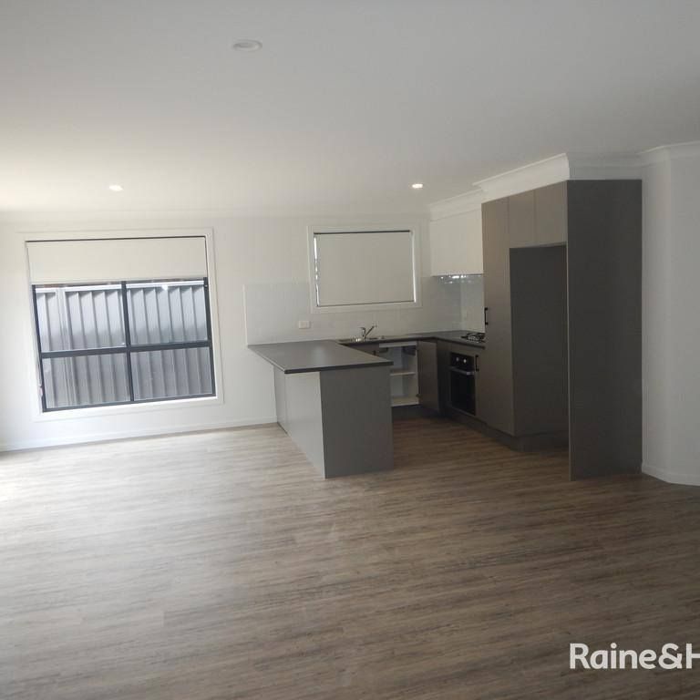 3 BEDROOM TOWNHOUSE - Photo 1