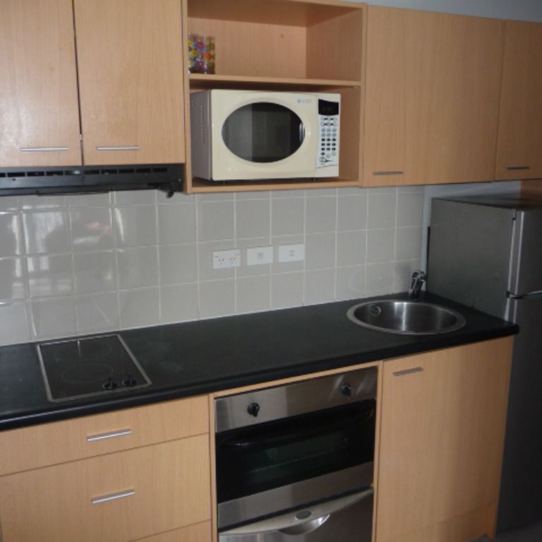 Large bedroom in 4 bedroom shared apartment. - Photo 1