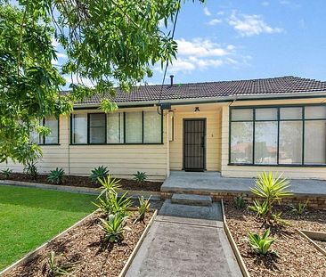 SPACIOUS FOUR BEDROOM HOME IN THE HEART OF CLAYTON- PRIVATE INSPECTIONS AVAILABLE - Photo 4
