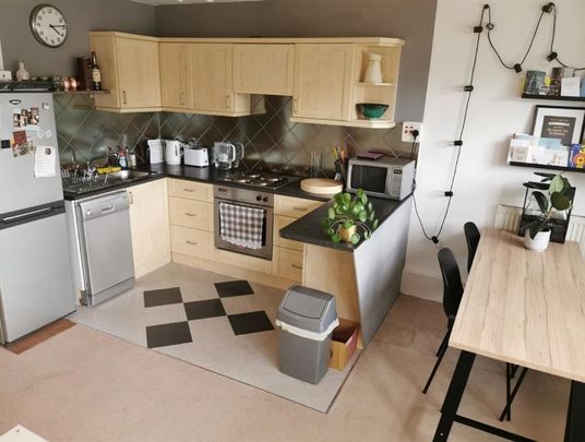1 Bed Flat, Whitton, NW3 - Photo 1